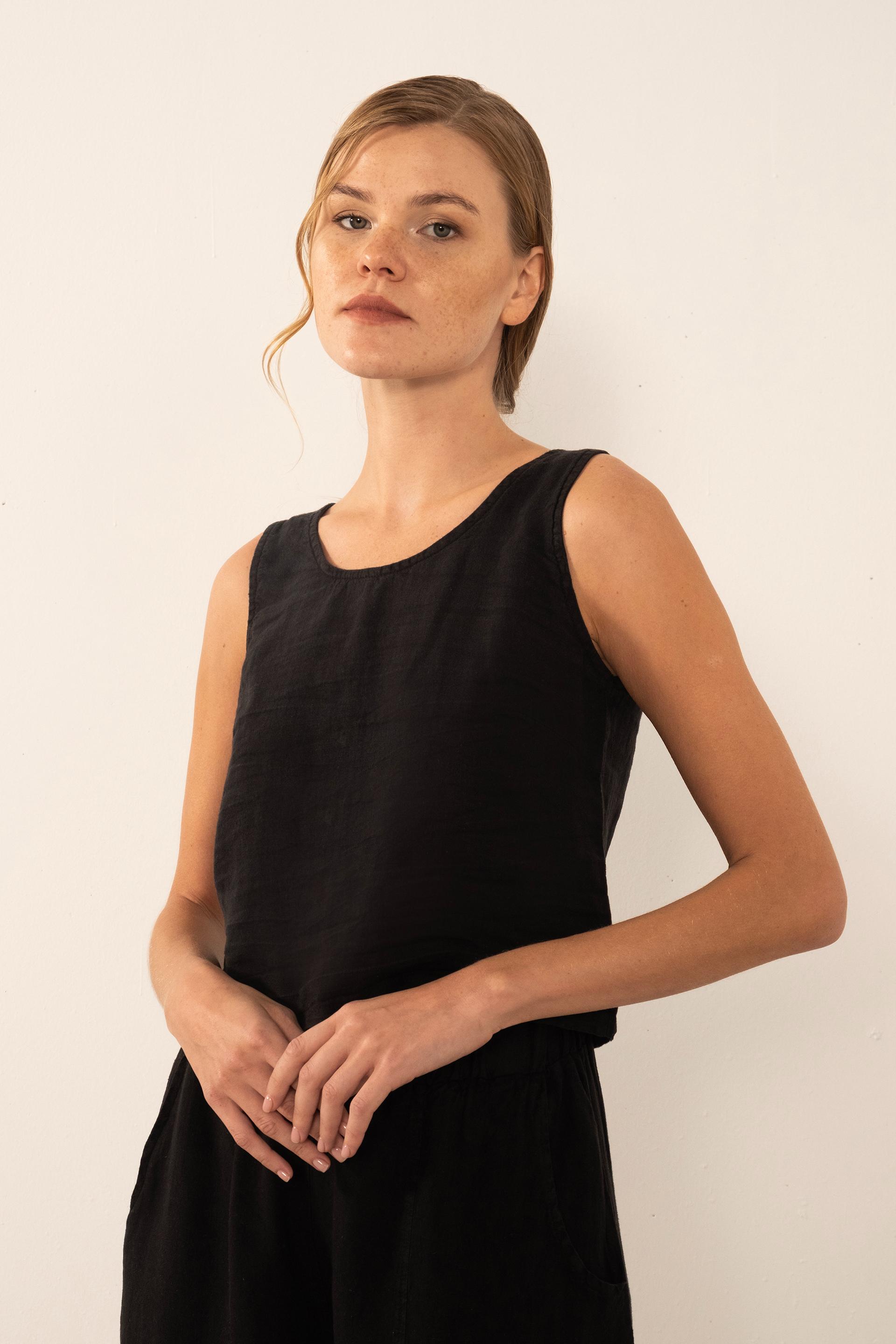 Saf Keten Arkadan Düğmeli Crop #renk_Siyah