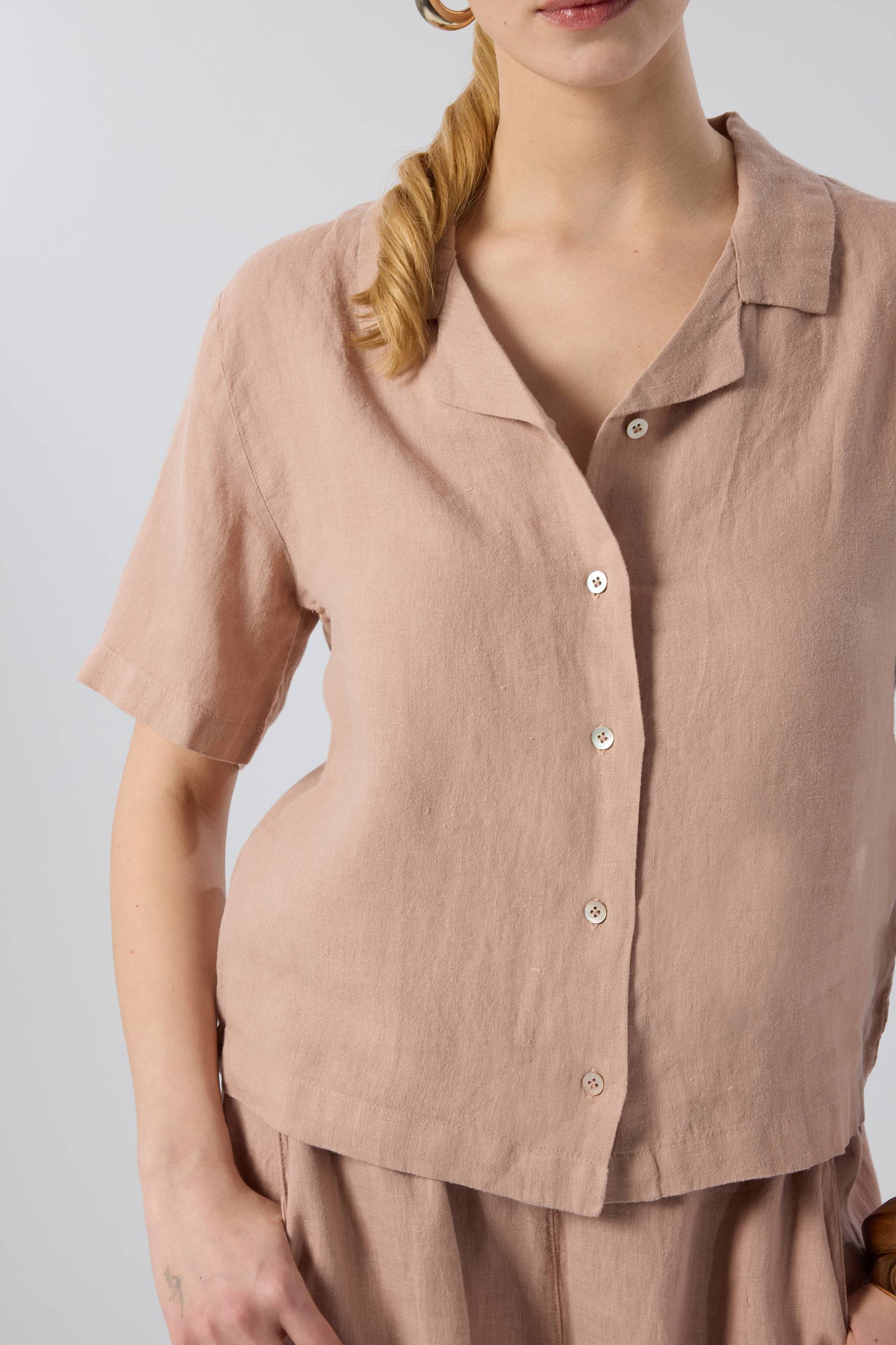Yatık Yakalı Kısa Kollu Keten Kadın Gömlek #renk_Toprak Beji