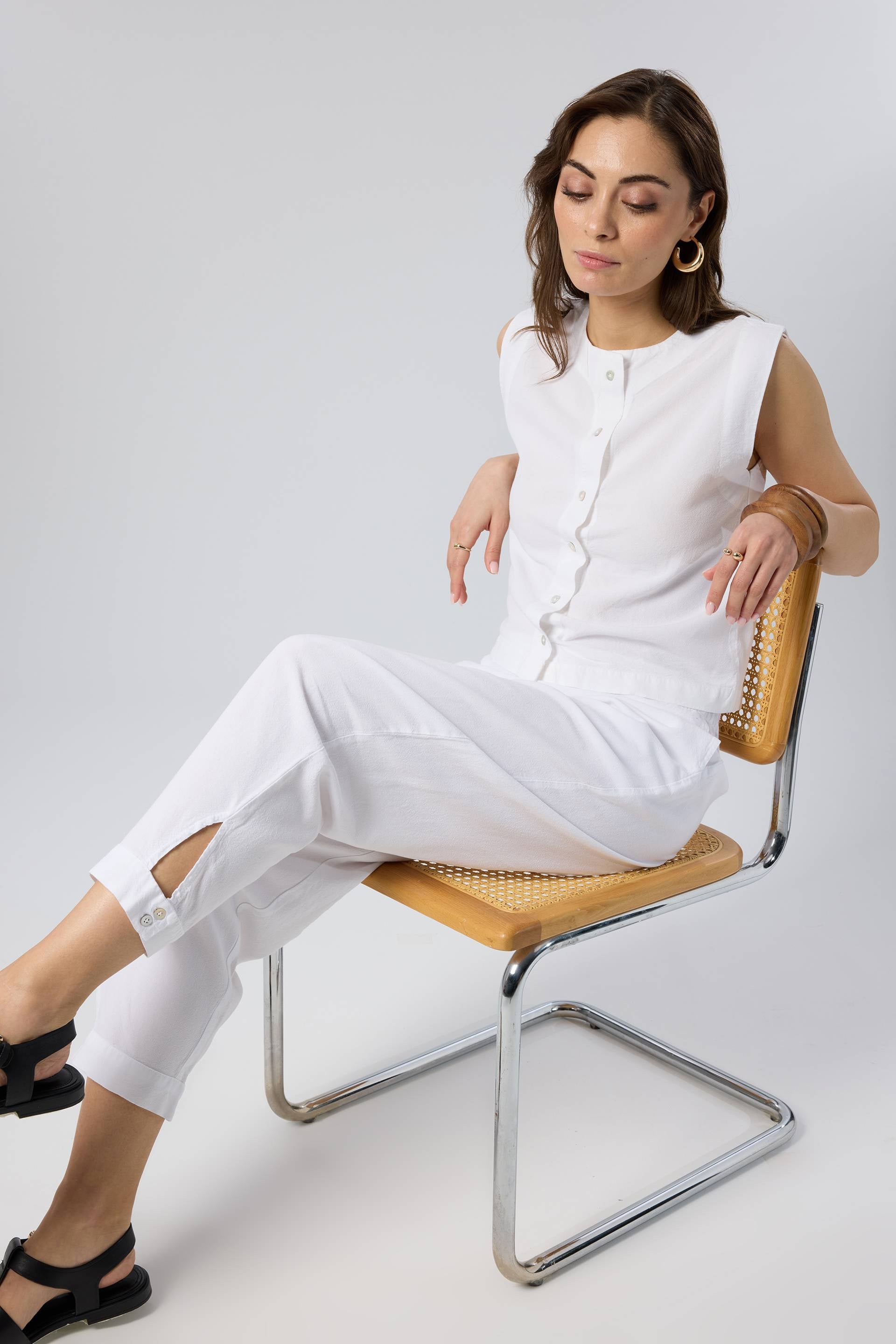 Yuvarlak Yakalı Sedef Düğmeli Kolsuz Üst #renk_Beyaz