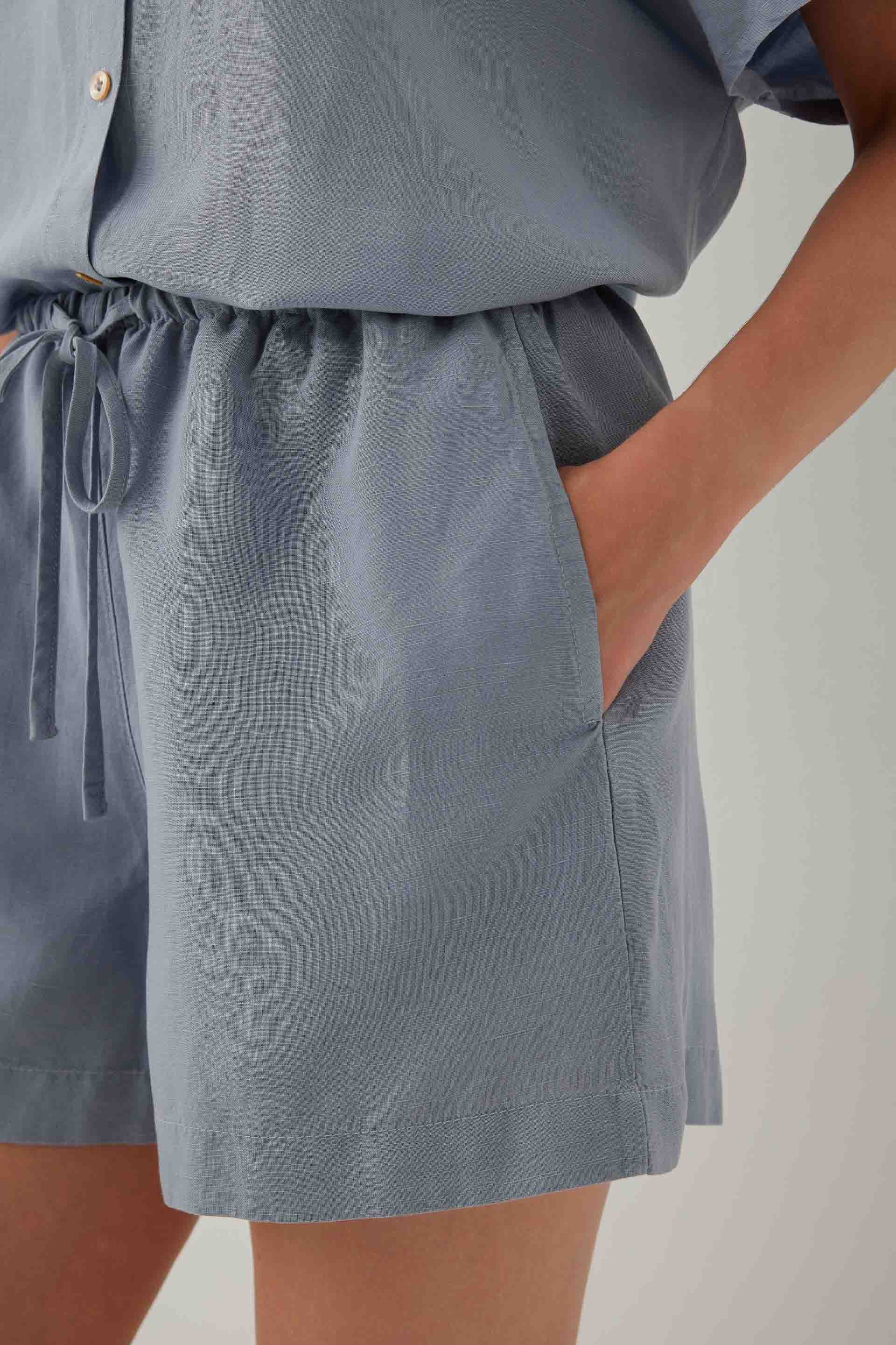 Linoflow Tencel Keten Karışımlı Relax Bağcıklı Sade Kadın Şort #renk_Puslu Mavi