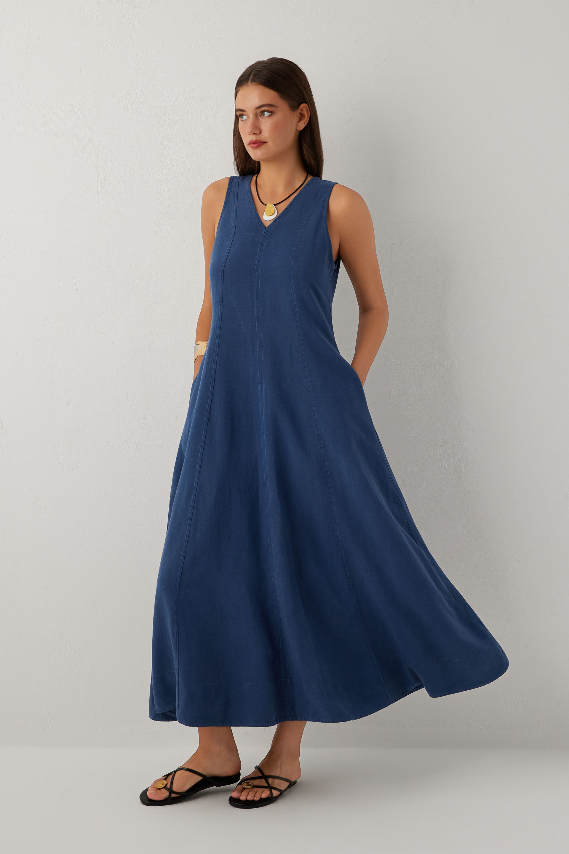 Linoflow Keten Tencel Karışımlı Günlük Uzun V Yaka Kolsuz Çan Etekli Elbise #renk_Navy