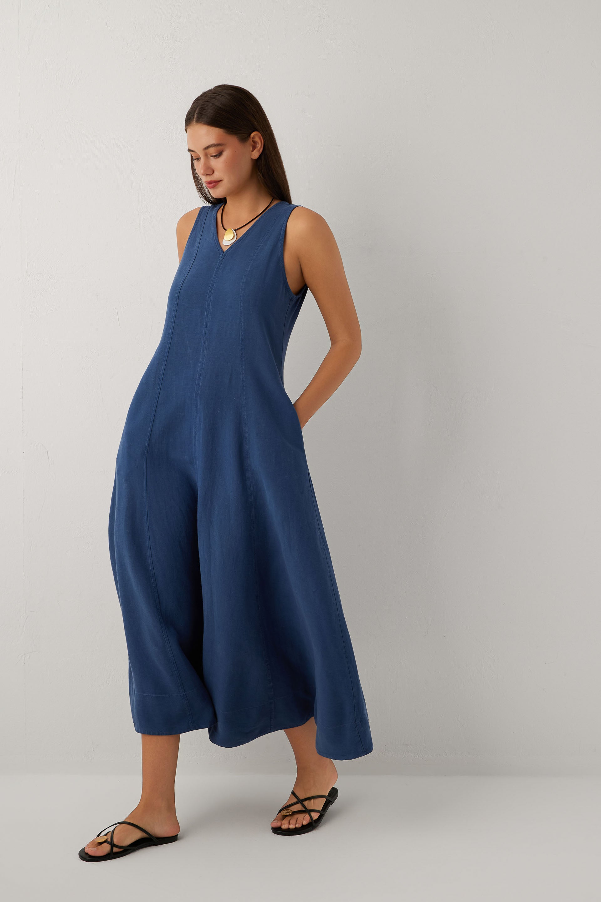 Linoflow Keten Tencel Karışımlı Günlük Uzun V Yaka Kolsuz Çan Etekli Elbise #renk_Navy
