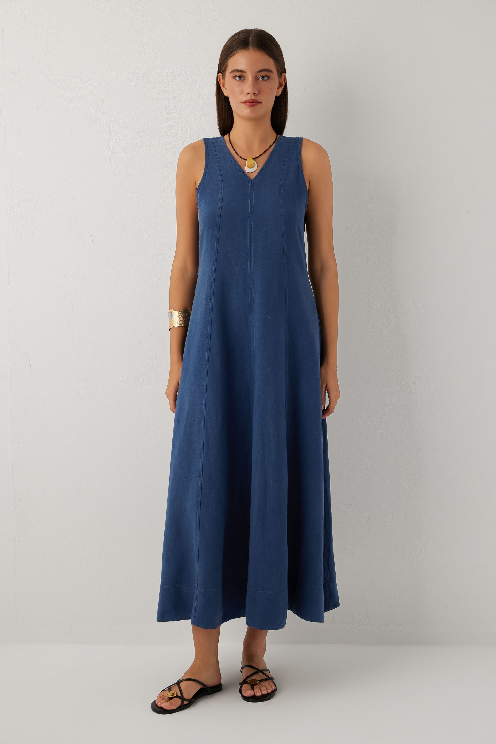 Linoflow Keten Tencel Karışımlı Günlük Uzun V Yaka Kolsuz Çan Etekli Elbise #renk_Navy