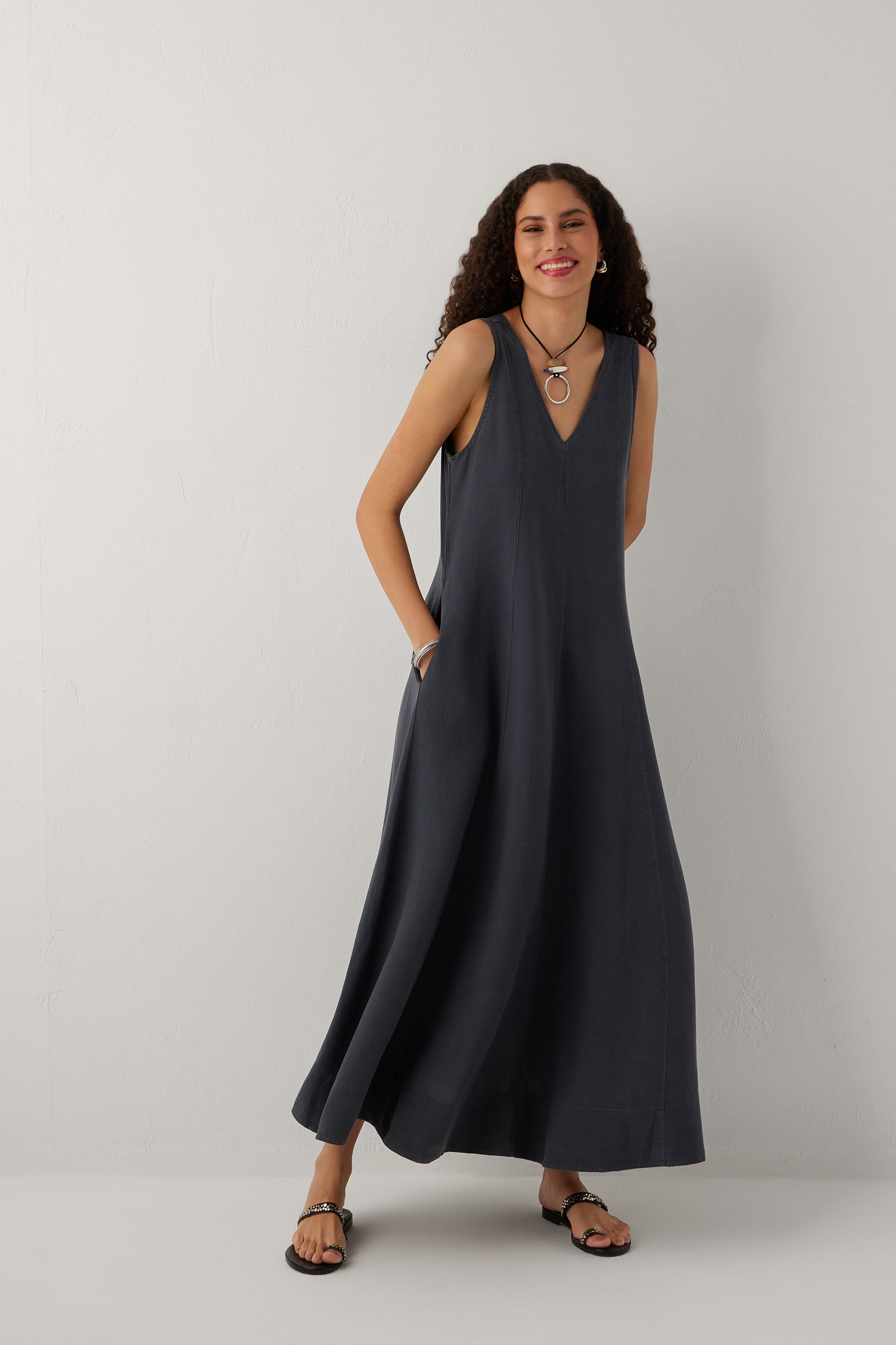 Linoflow Keten Tencel Karışımlı Günlük Uzun V Yaka Kolsuz Çan Etekli Elbise #renk_Antrasit