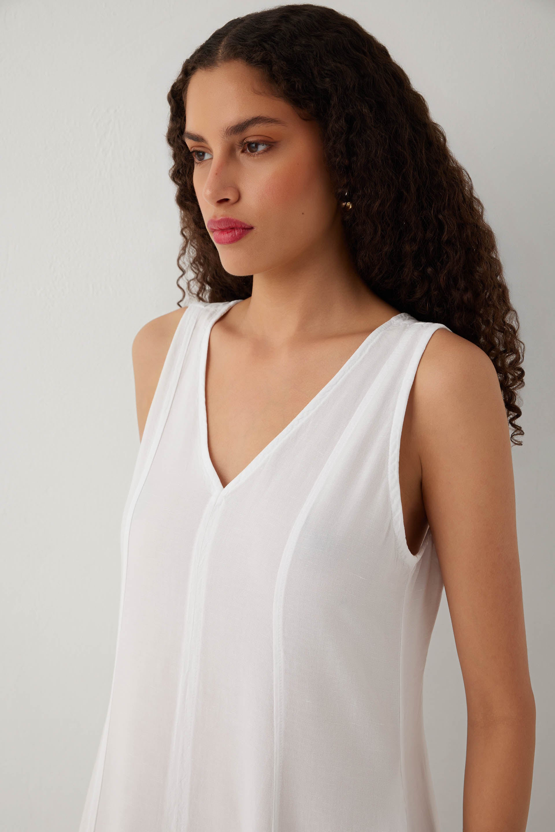 Linoflow Keten Tencel Karışımlı Günlük Uzun V Yaka Kolsuz Çan Etekli Elbise #renk_Beyaz