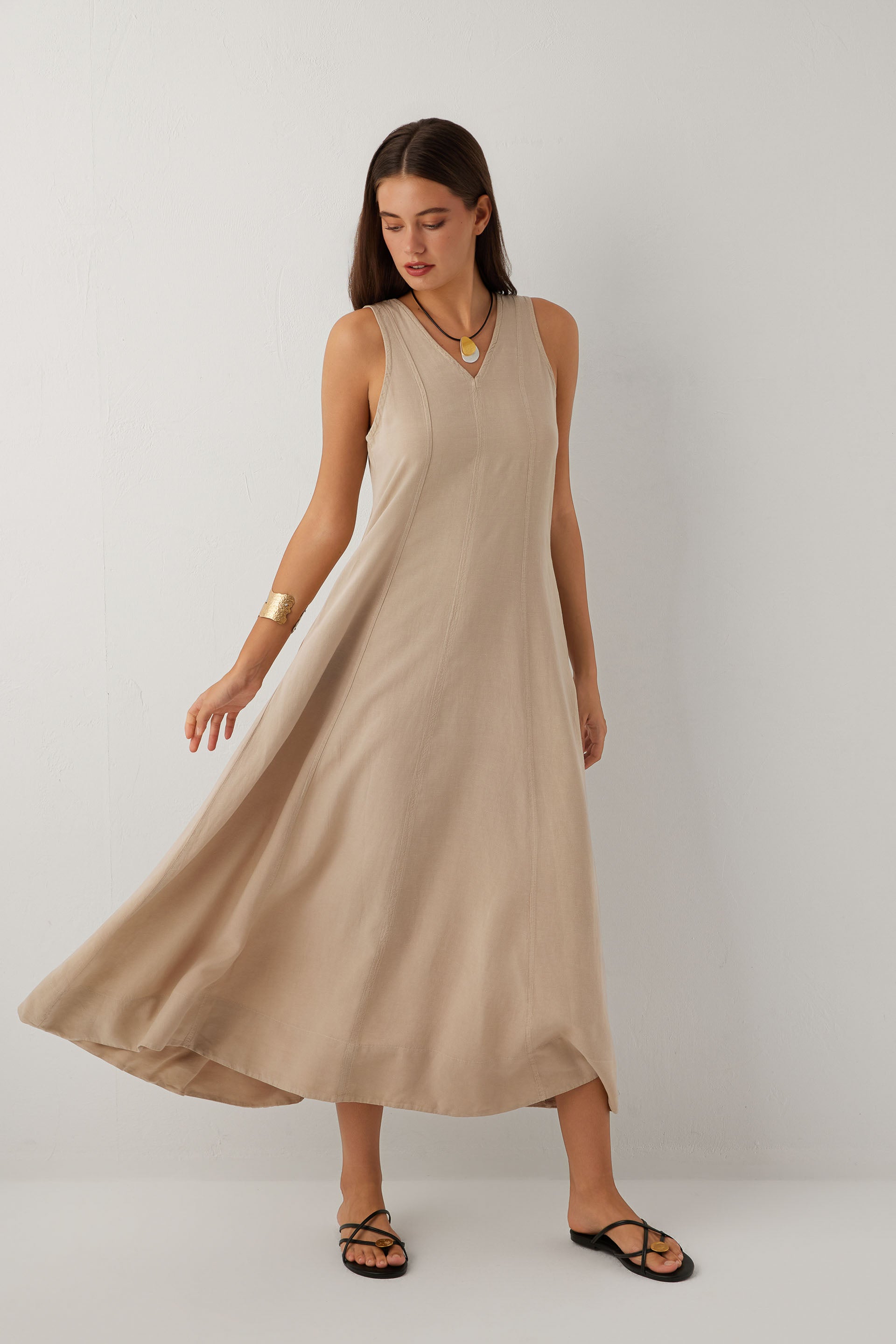 Linoflow Keten Tencel Karışımlı Günlük Uzun V Yaka Kolsuz Çan Etekli Elbise #renk_Vizon