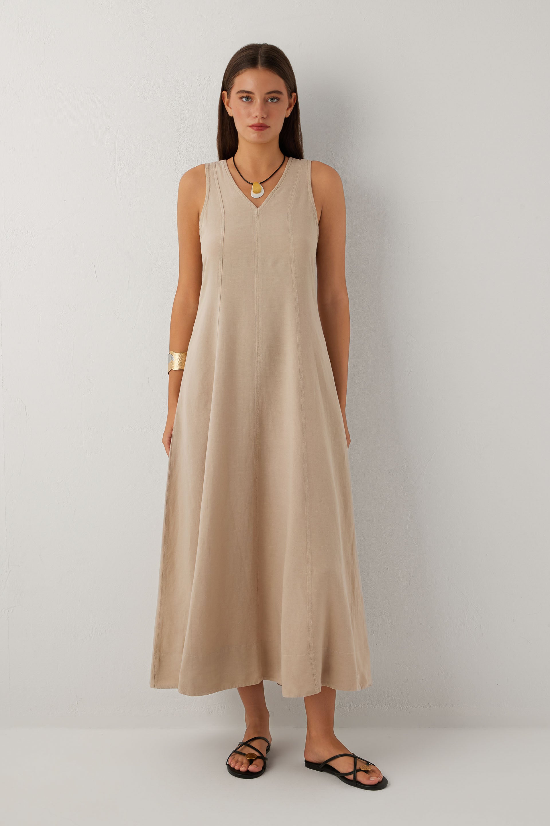 Linoflow Keten Tencel Karışımlı Günlük Uzun V Yaka Kolsuz Çan Etekli Elbise #renk_Vizon