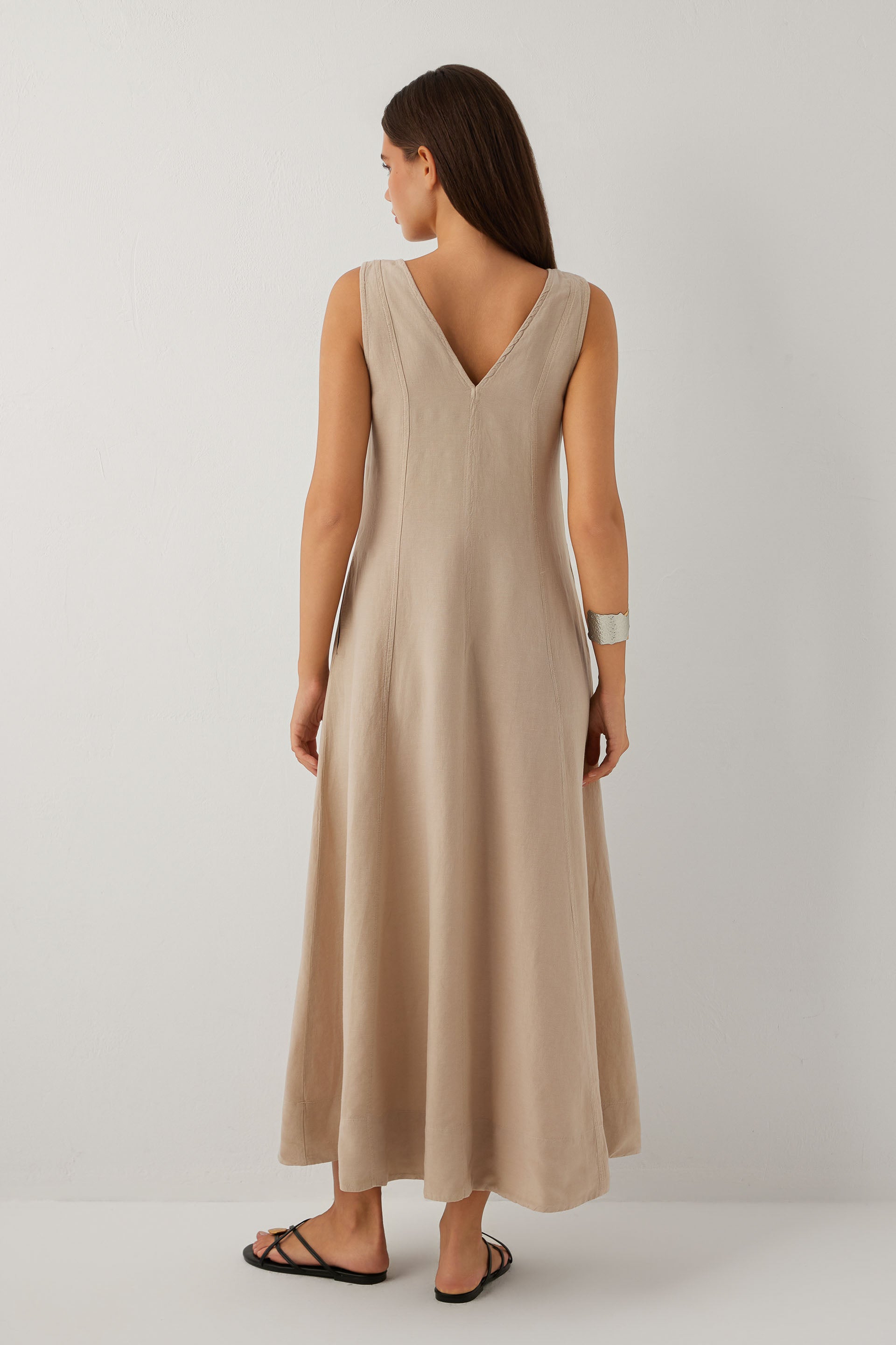 Linoflow Keten Tencel Karışımlı Günlük Uzun V Yaka Kolsuz Çan Etekli Elbise #renk_Vizon