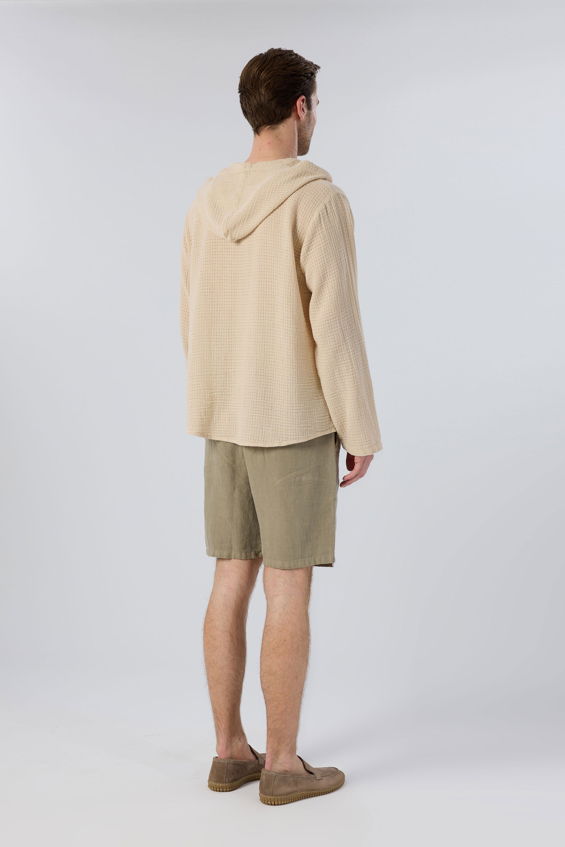 Rahat Kesim Cepli Zeytin Yeşili Keten Erkek Şort arka duruşu #Renk_Olive