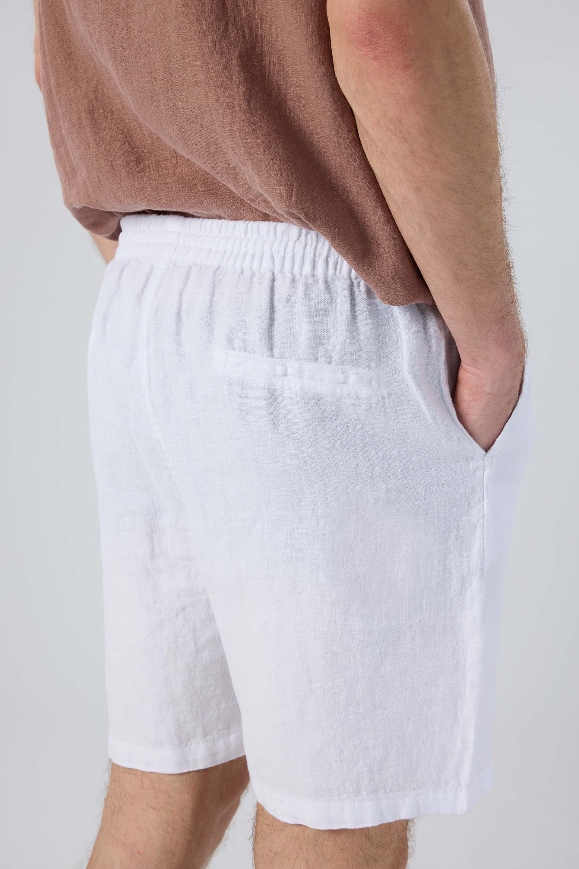 Rahat Kesim Cepli Beyaz Keten Erkek Şort arka cep detayı #Renk_Beyaz
