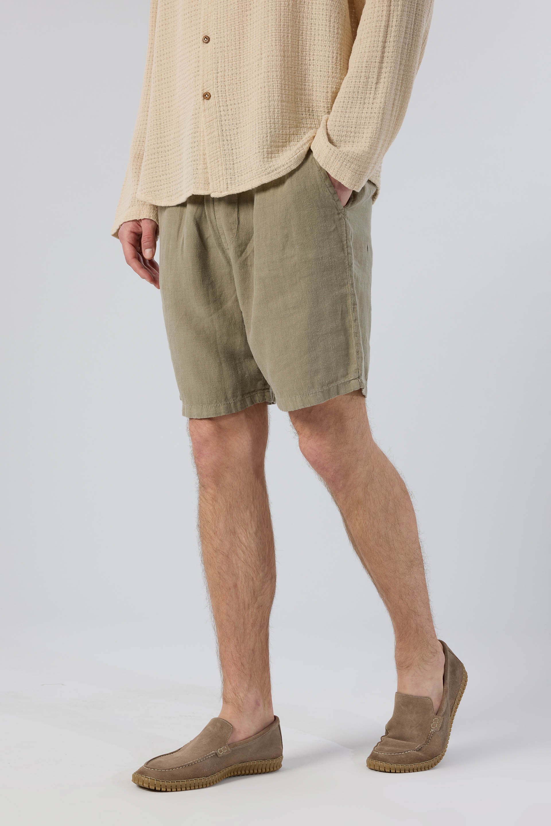 Rahat Kesim Cepli Zeytin Yeşili Keten Erkek Şort Yan Cep Detayı #Renk_Olive