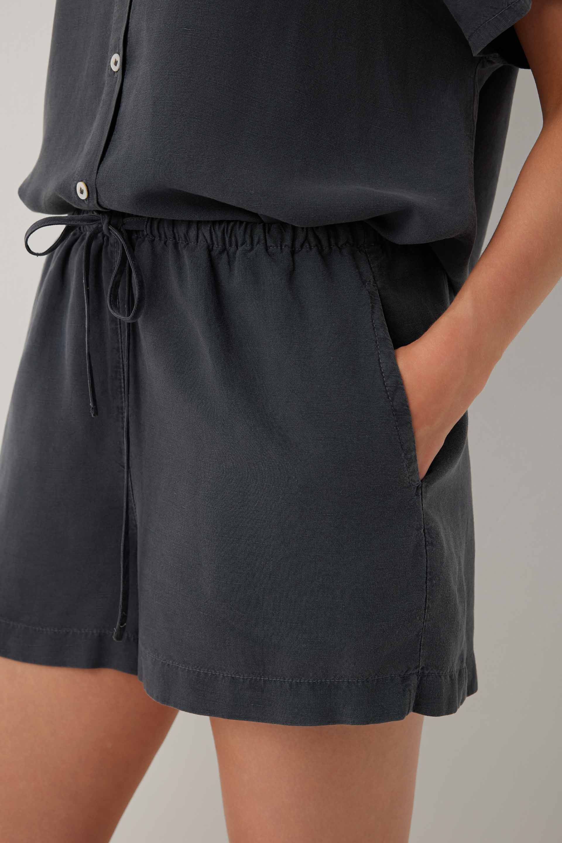 Linoflow Tencel Keten Karışımlı Relax Bağcıklı Sade Kadın Şort #renk_Antrasit