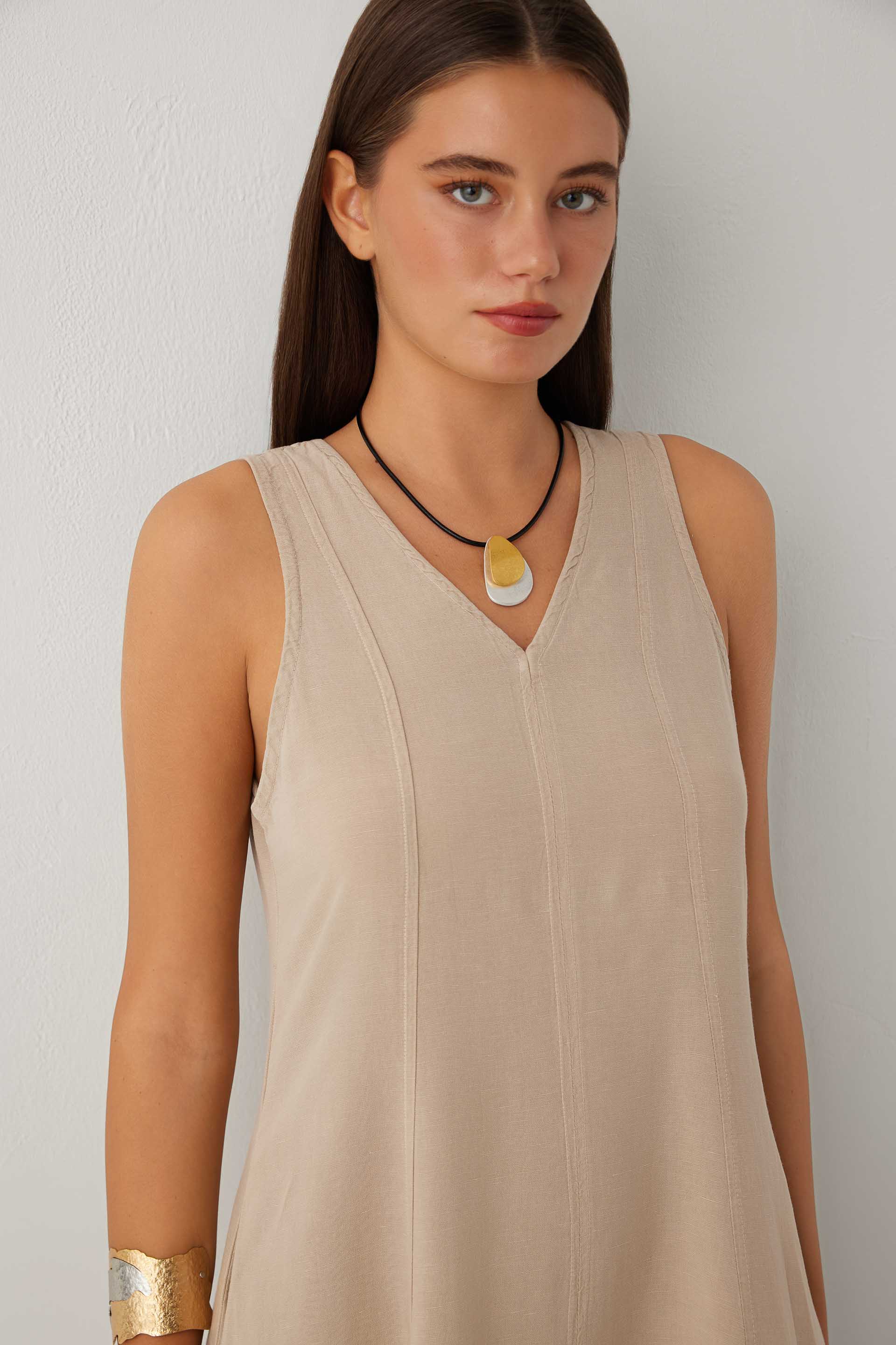 Linoflow Keten Tencel Karışımlı Günlük Uzun V Yaka Kolsuz Çan Etekli Elbise #renk_Vizon