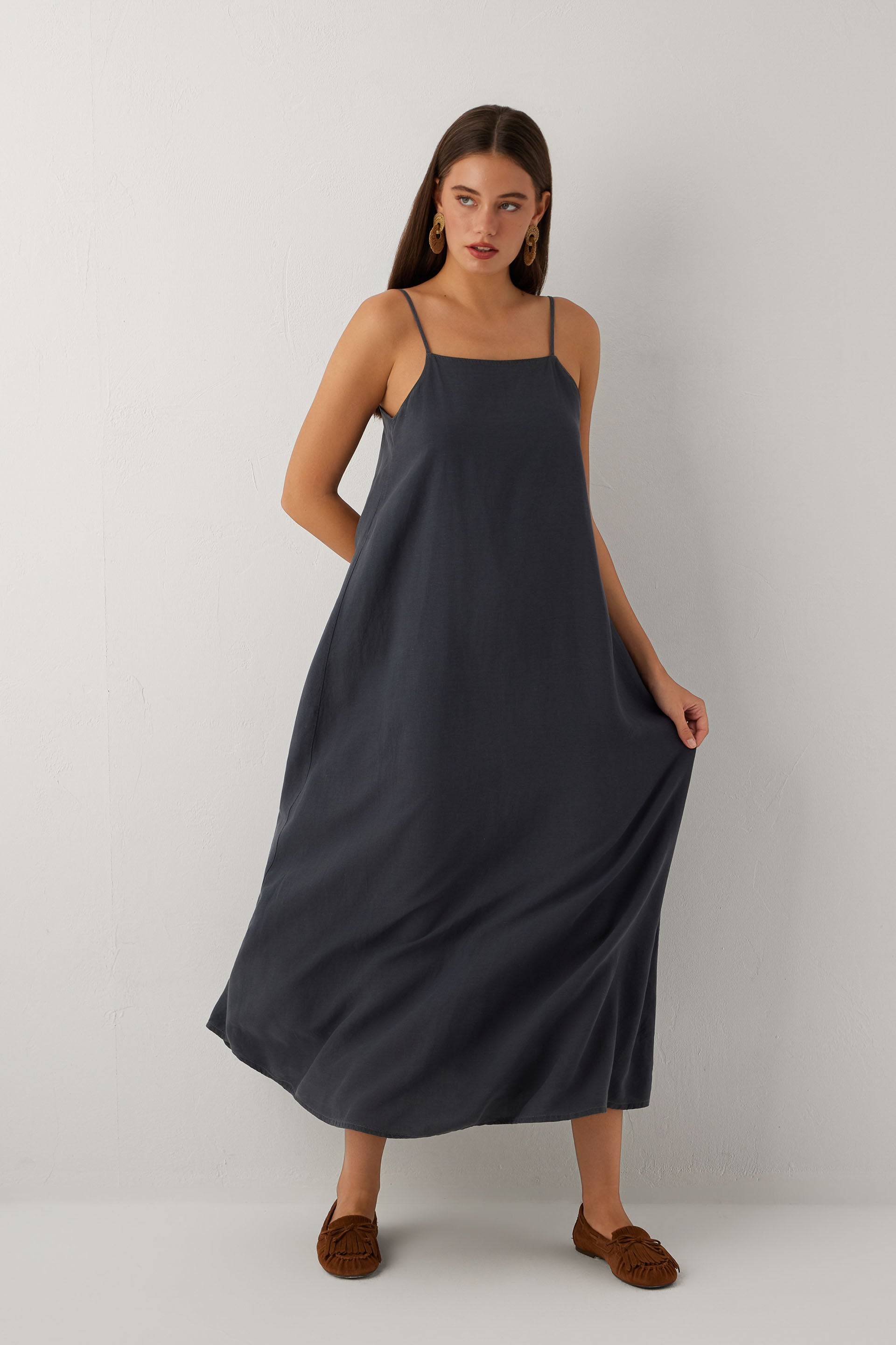 Linoflow Askılı Rahat Keten Tencel Karışımlı Maxi Uzun Elbise #renk_Antrasit
