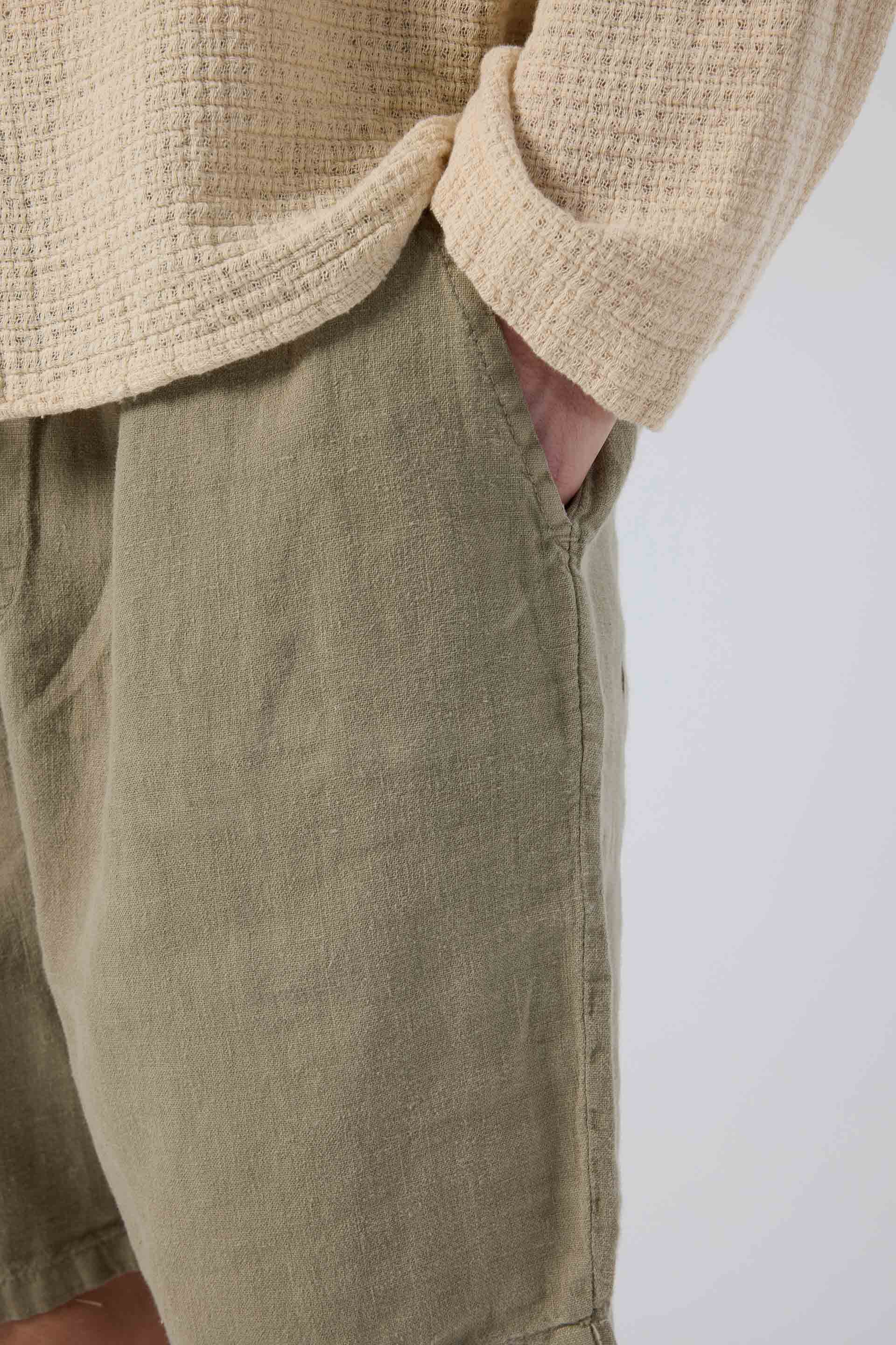 Rahat Kesim Cepli Zeytin Yeşili Keten Erkek Şort Yakın Çekim Dokusu #Renk_Olive