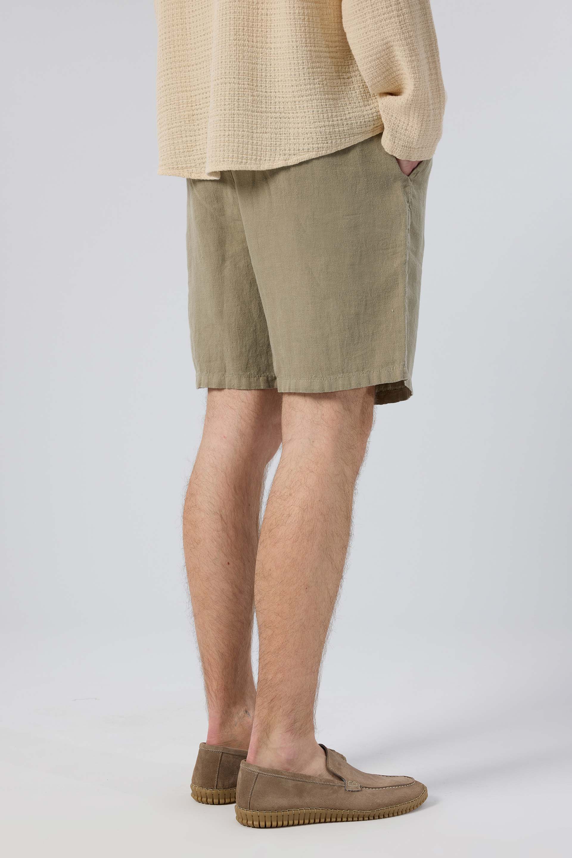 Rahat Kesim Cepli Zeytin Yeşili Keten Erkek Şort Arka Detay #Renk_Olive