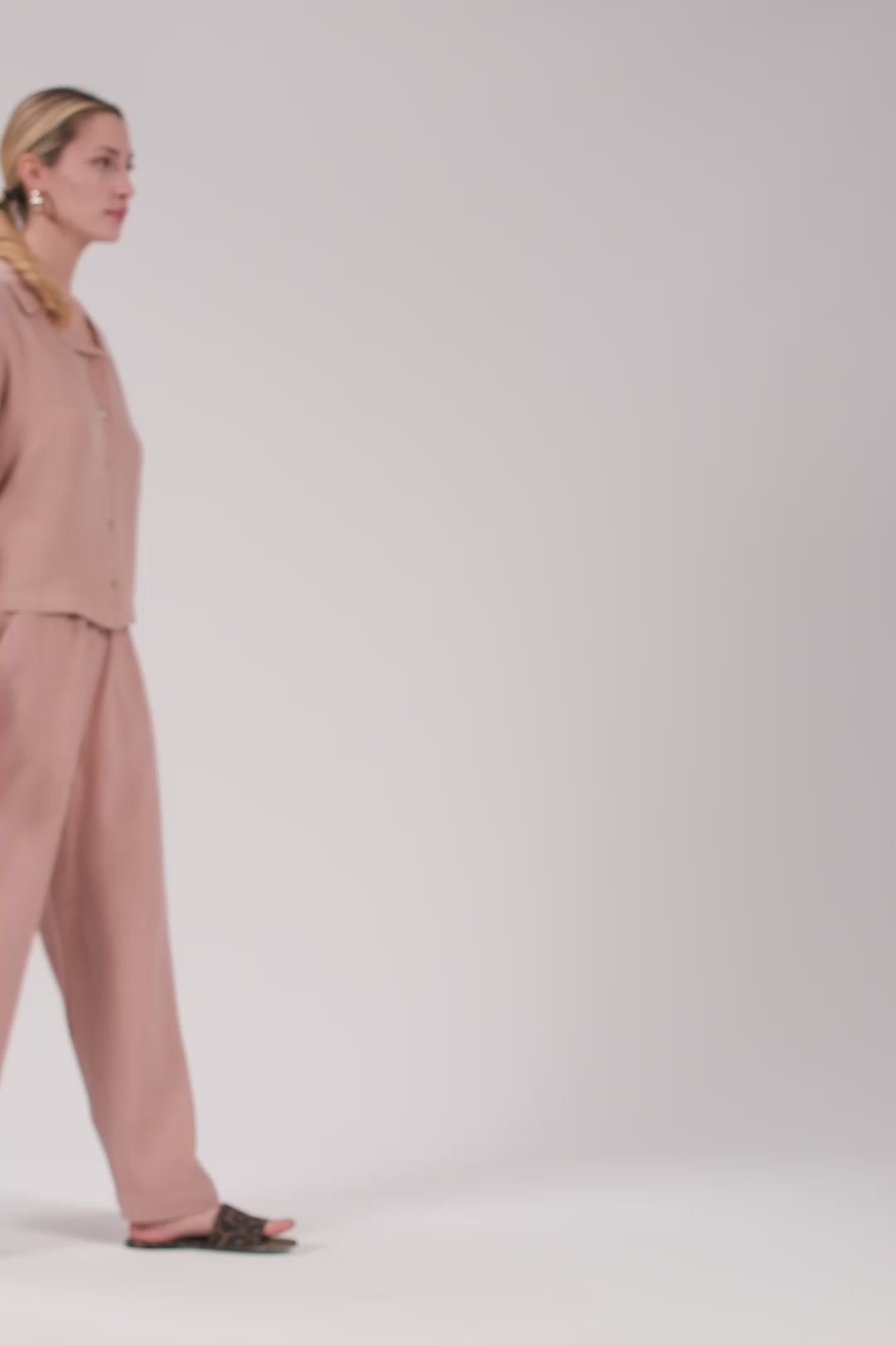 Yatık Yakalı Kısa Kollu Keten Kadın Gömlek #renk_Toprak Beji